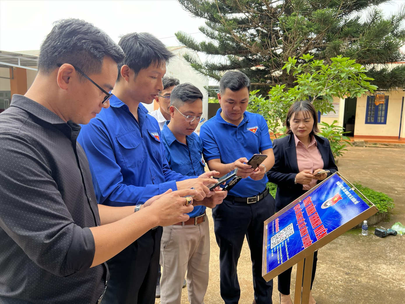 Cán bộ, ĐVTN Buôn Hồ tìm hiểu lịch sử qua quét mã QR