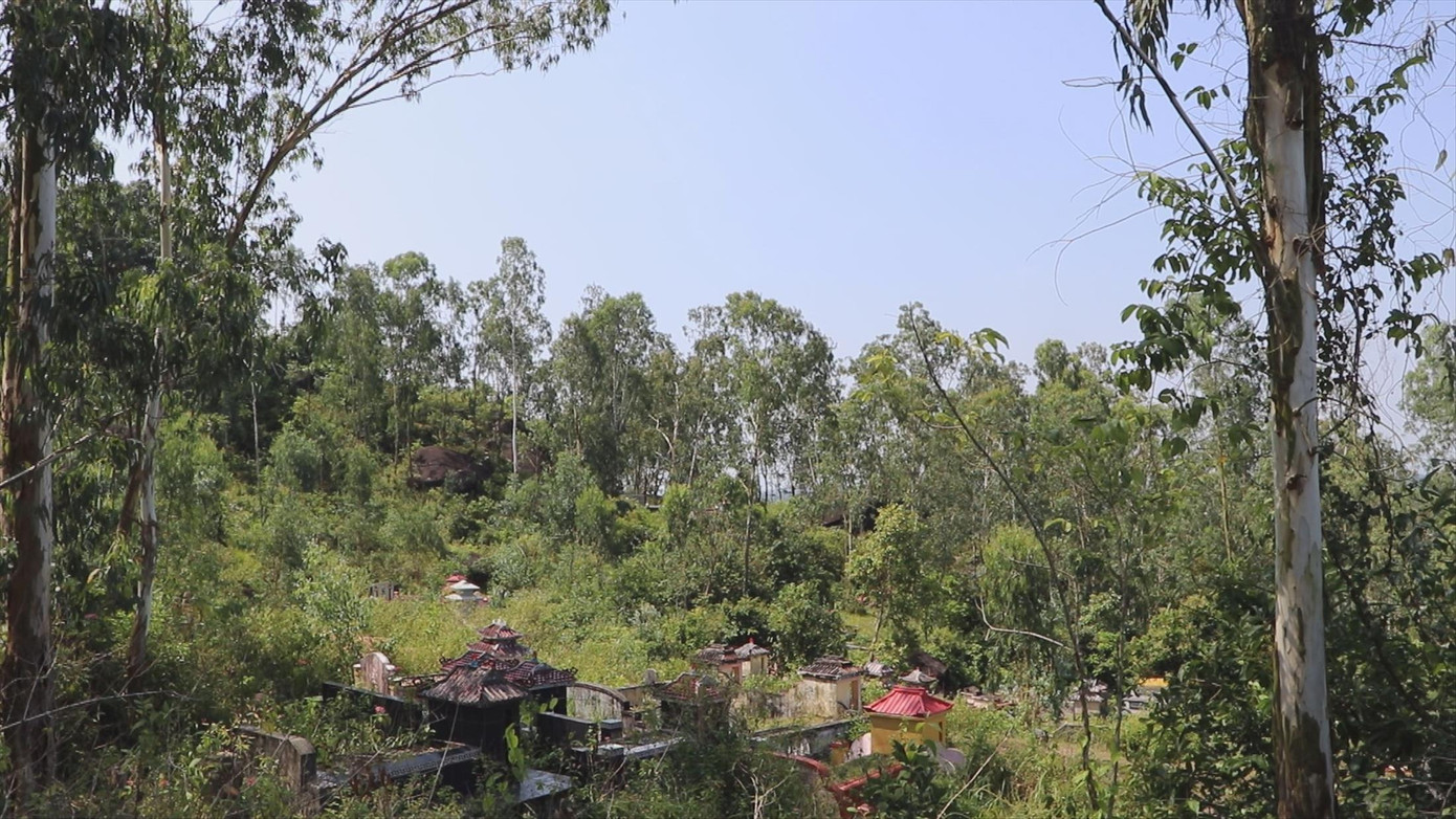 Di tích quốc gia Núi đá Phú Thọ đang dần trở thành bãi tha ma với la liệt mồ mả. Ảnh: NN