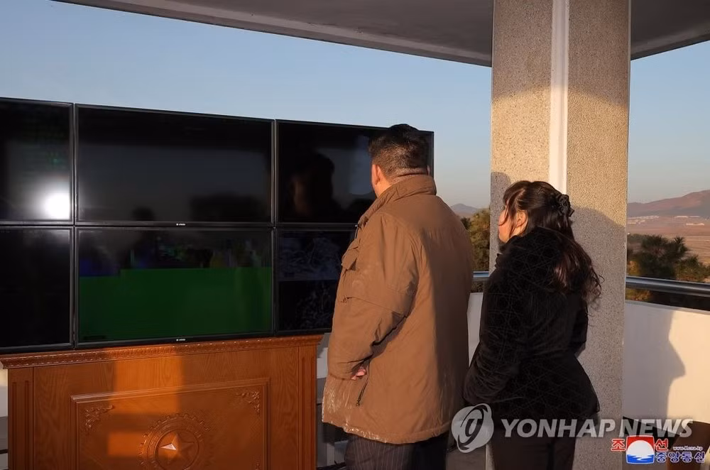 Chủ tịch Triều Tiên Kim Jong-un đưa con gái đi xem phóng tên lửa đạn đạo liên lục địa. Ảnh: Yonhap