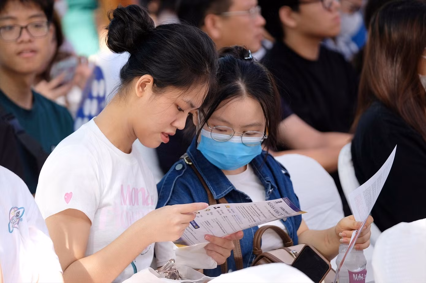 Thí sinh tham gia ngày hội tư vấn đăng ký nguyện vọng xét tuyển ĐH, CĐ 2023. Ảnh: Mạnh Thắng