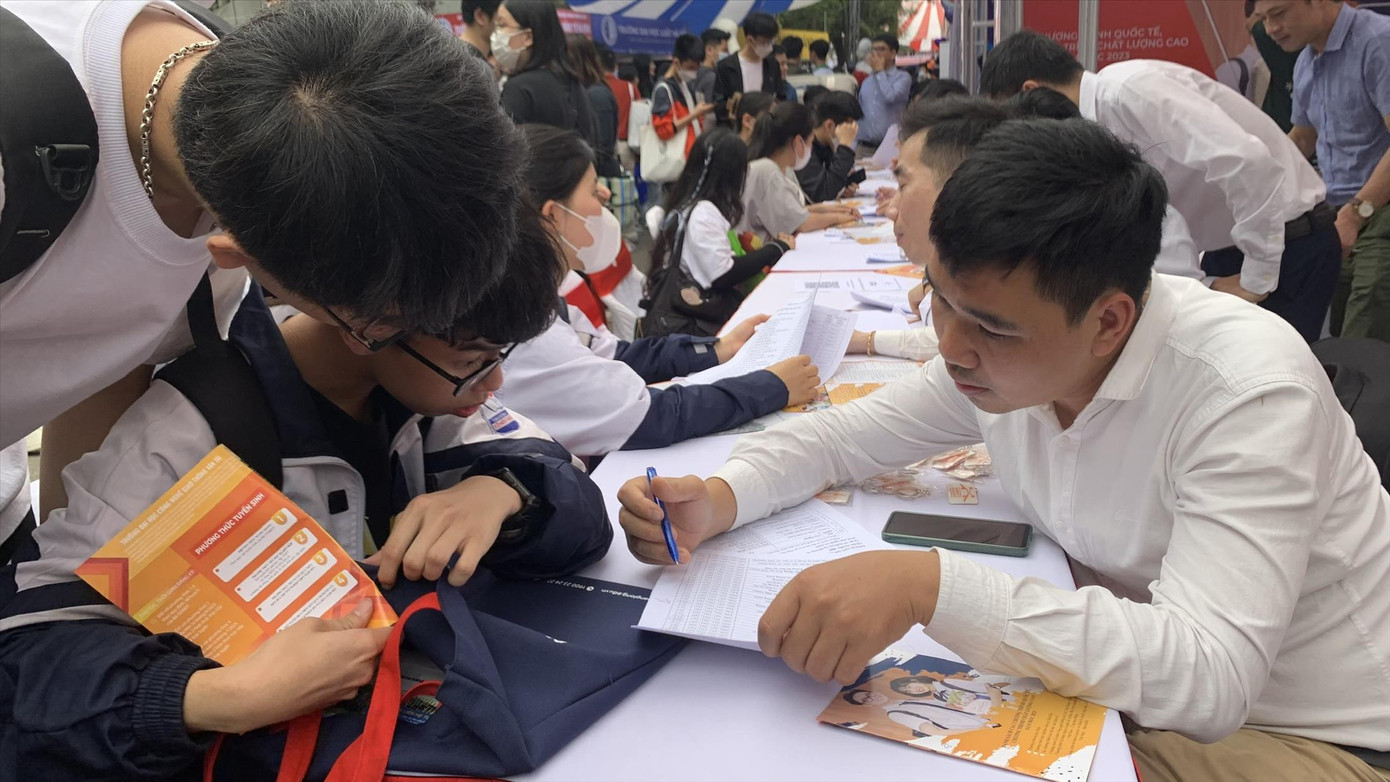 Thí sinh tìm hiểu thông tin ngành/trường tại ngày hội tư vấn tuyển sinh 2023. Ảnh: Nghiêm Huê