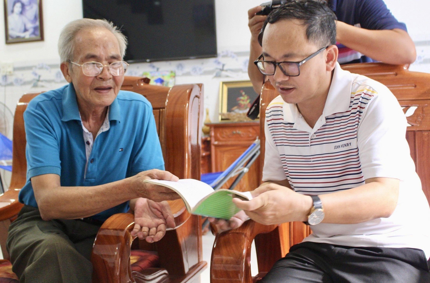 Những sự kiện trong chuỗi ngày tìm lại nguồn cội được ông Khánh (trái) ghi chép lại cẩn thận Những sự kiện trong chuỗi ngày tìm lại nguồn cội được ông Khánh (trái) ghi chép lại cẩn thận