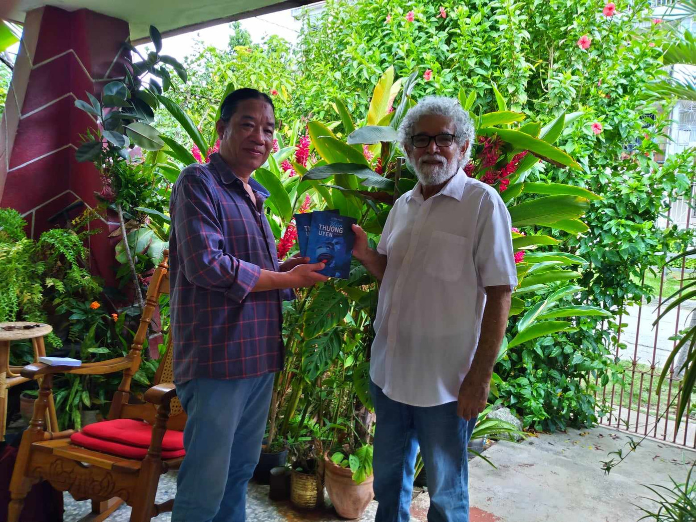 Ông Alex Pausides và tác giả bài viết trao đổi tác phẩm.