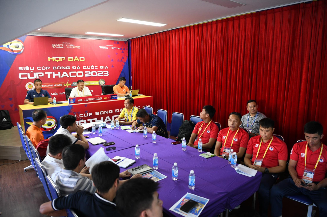 Ban giám sát, điều hành trận đấu trong cuộc họp kỹ thuật với hai CLB trước trận Siêu cúp. Ảnh: Như Ý