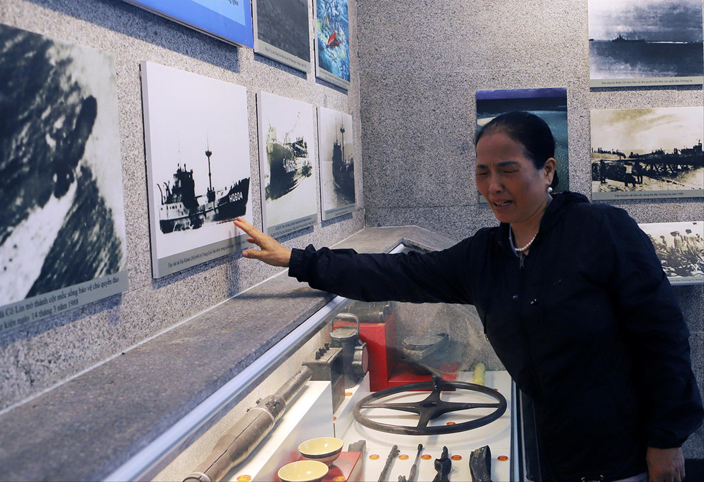 Bà Nguyễn Thị Hường không cầm được nước mắt khi nhìn thấy con tàu chở em trai mình ra đảo Gạc Ma. Ảnh: Công Hoan