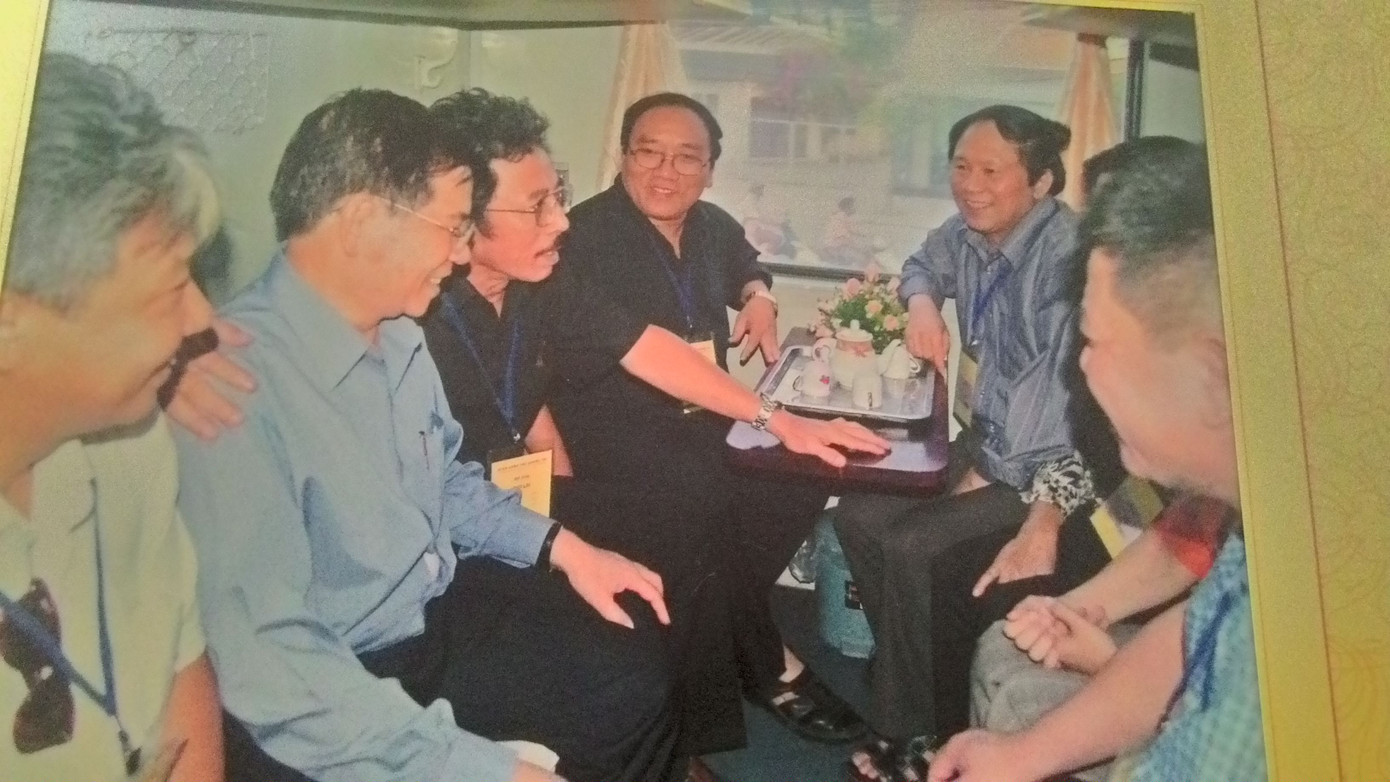 Nguyên Chủ tịch nước Nguyễn Minh Triết cùng các văn nghệ sĩ trong chuyến vào Quảng Trị.