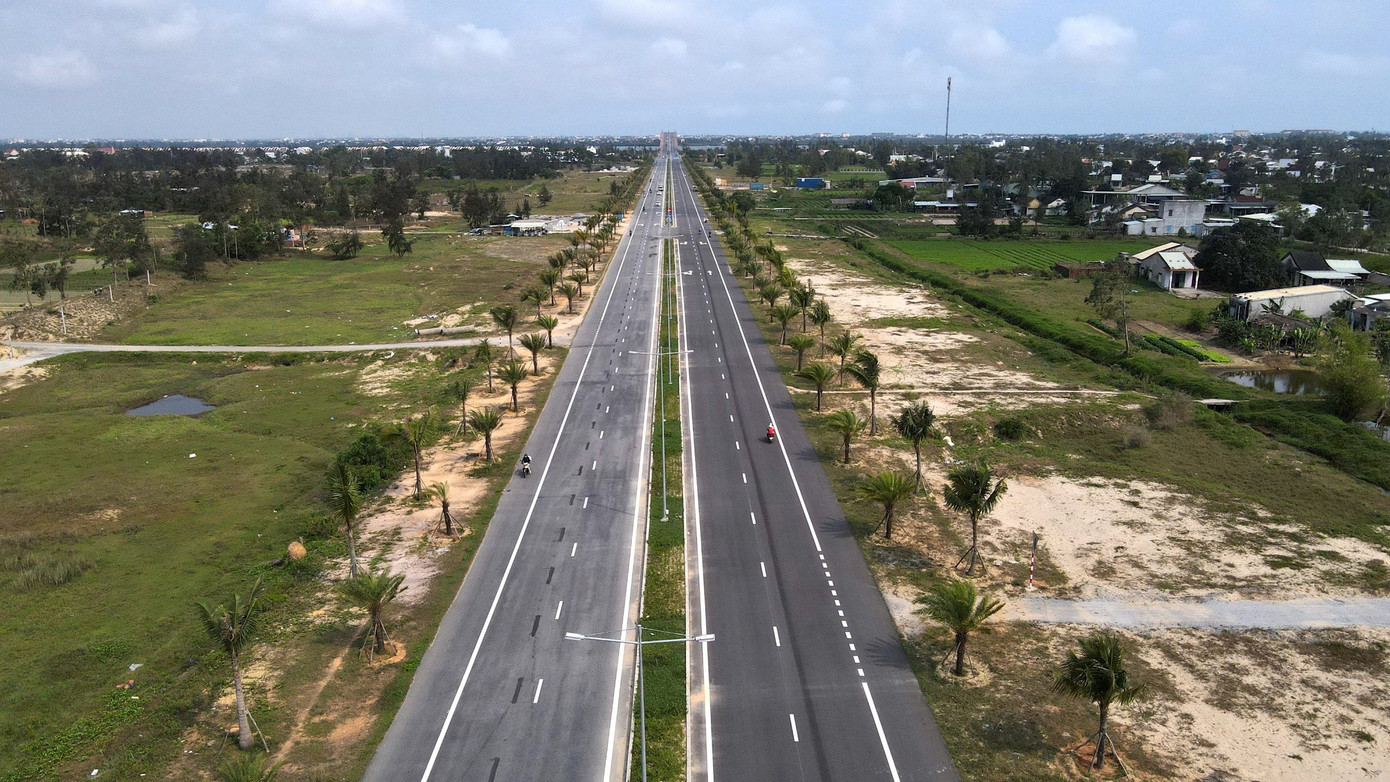 Tuyến đường Võ Chí Công do Ban quản lý dự án Đầu tư xây dựng các công trình giao thông tỉnh Quảng Nam làm chủ đầu tư nối từ cầu Cửa Đại đến sân bây Chu Lai tạo điểm nhấn trong phát triển kinh tế - xã hội và liên kết vùng