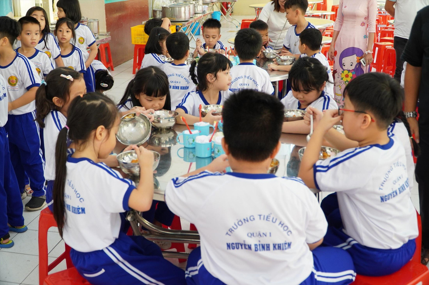 Học sinh Trường Tiểu học Nguyễn Bỉnh Khiêm (quận 1, TPHCM) trong bữa ăn bán trú tại trường. Ảnh: Nhàn Lê