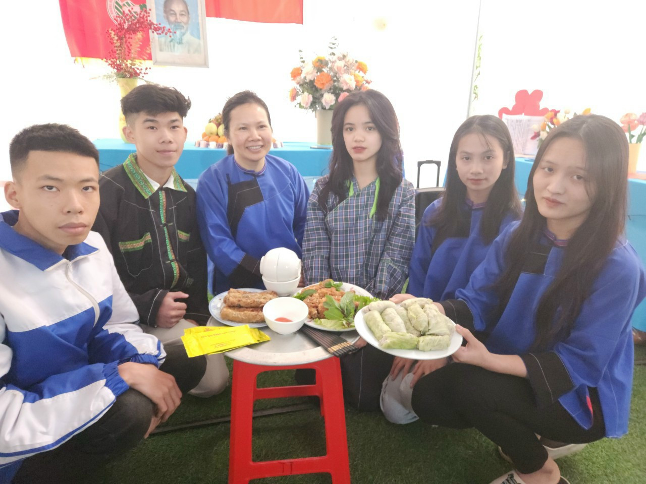 Học sinh Trung tâm GDNN-GDTX huyện Cao Lộc hào hứng học nghề nấu ăn. Ảnh: Duy Chiến