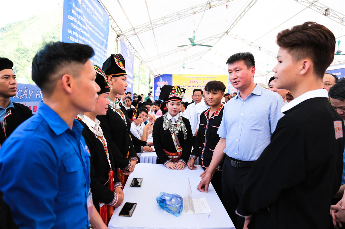 Chủ tịch UBND tỉnh Yên Bái Trần Huy Tuấn (thứ 2 phải sang) trao đổi với thanh niên người Dao thôn Khe Bành về chuyển đổi số. Ảnh: Nguyễn Hân