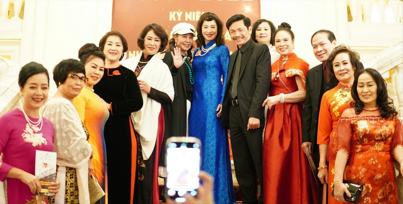 Nhiều thế hệ văn nghệ sĩ kế thừa truyền thống tốt đẹp để sáng tạo, cống hiến cho nghệ thuật và công chúng Nhiều thế hệ văn nghệ sĩ kế thừa truyền thống tốt đẹp để sáng tạo, cống hiến cho nghệ thuật và công chúng