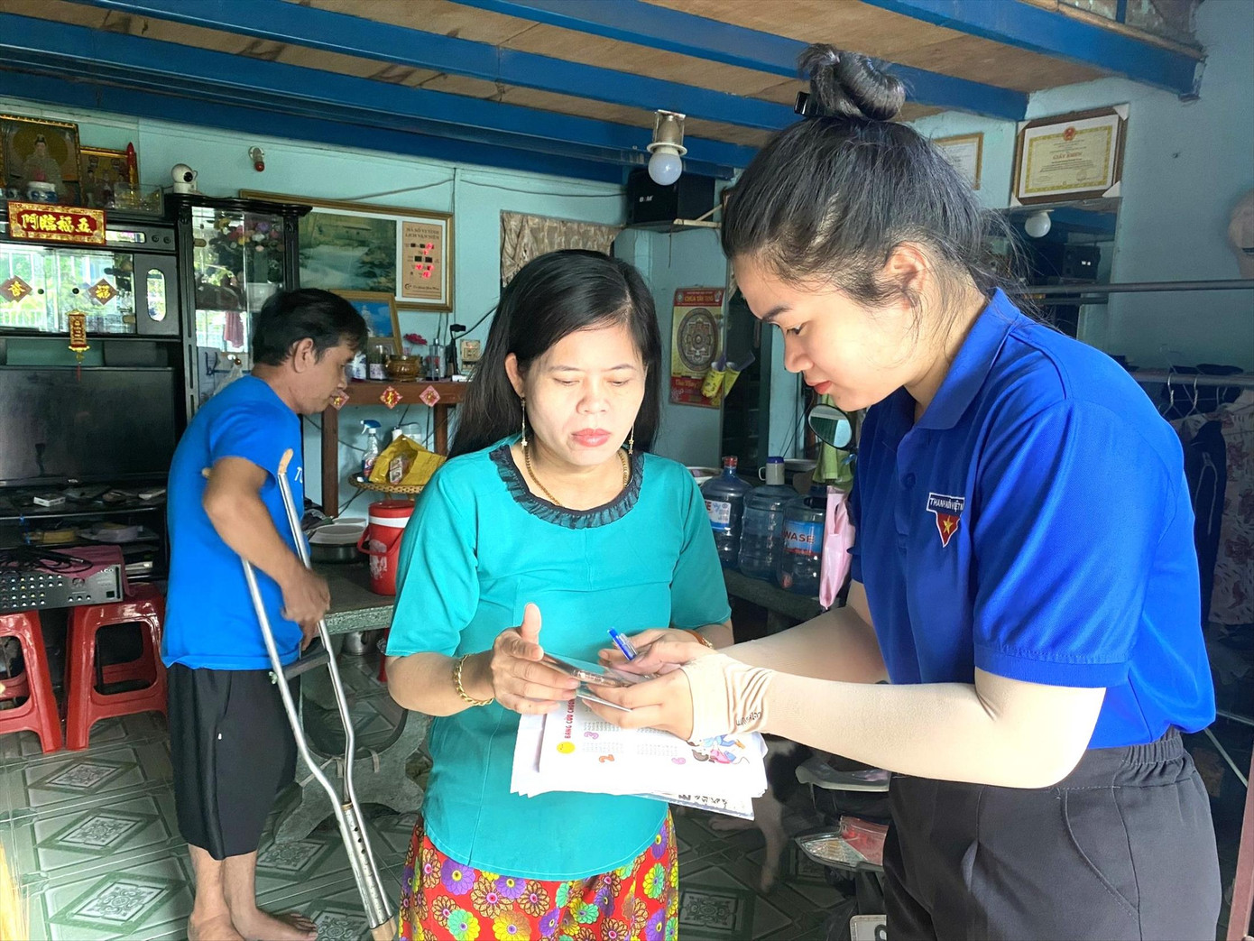 Bạn trẻ Bình Dương đến tận nhà cài đặt tài khoản định danh cho người dân Bạn trẻ Bình Dương đến tận nhà cài đặt tài khoản định danh cho người dân