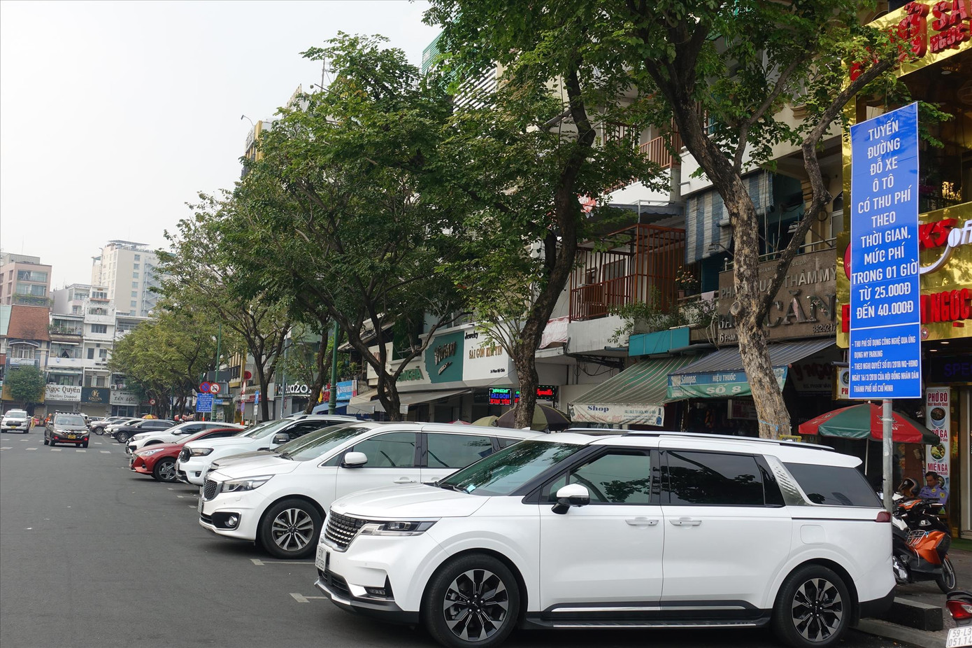 Đường Phan Bội Châu (quận 1) - một trong những tuyến đường thu phí đỗ xe dưới lòng đường. Ảnh: H.H