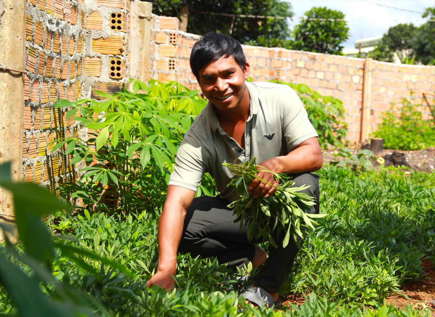 Sau giờ diễn cồng chiêng, anh Lâm trở về với hoạt động đời thường