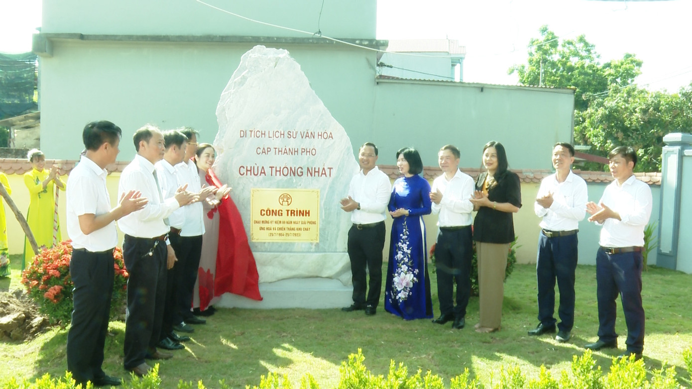 Phó Chủ tịch HĐND thành phố Hà Nội Phùng Thị Hồng Hà và lãnh đạo huyện Ứng Hòa gắn biển công trình di tích lịch sử văn hóa cấp thành phố chùa Thống Nhất