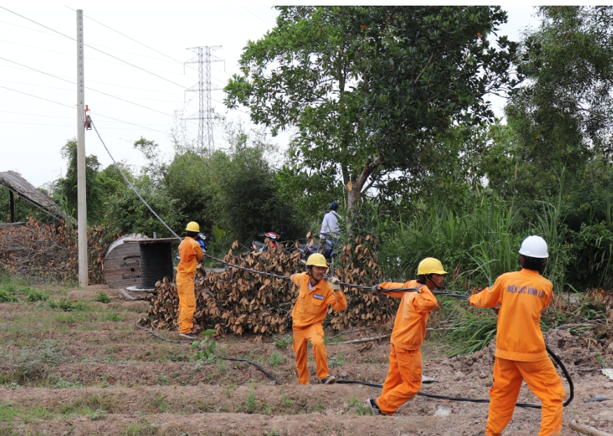 Công nhân Công ty Điện lực Bạc Liêu kéo điện về nông thôn. Ảnh: KNB Công nhân Công ty Điện lực Bạc Liêu kéo điện về nông thôn. Ảnh: KNB