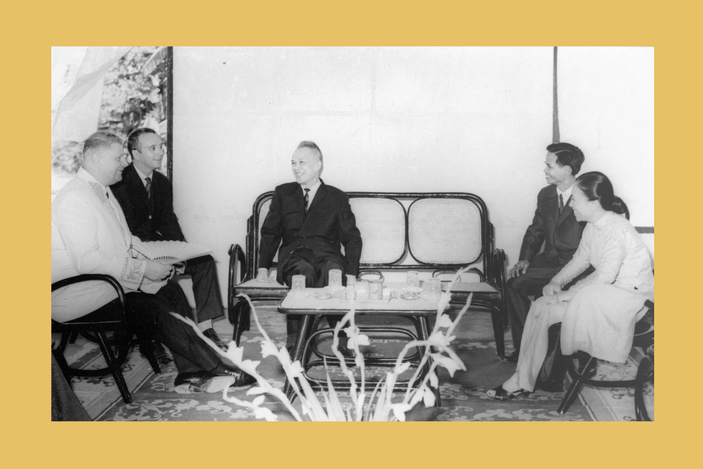 Chủ tịch Hội đồng cố vấn Nguyễn Hữu Thọ và Bộ trưởng Bộ Ngoại giao Chính phủ Cách mạng lâm thời CHMNVN Nguyễn Thị Bình tiếp Đại sứ Liên Xô. ẢNH TƯ LIỆU