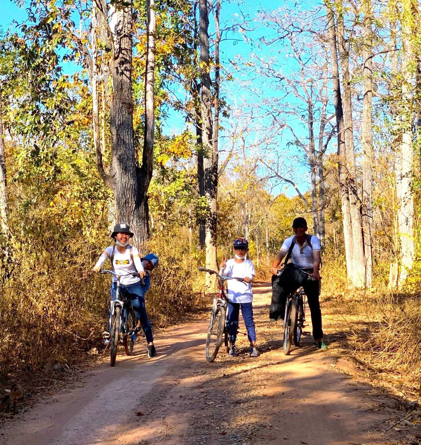 Du khách đạp xe khám phá tại Vườn Quốc gia Yok Đôn Du khách đạp xe khám phá tại Vườn Quốc gia Yok Đôn