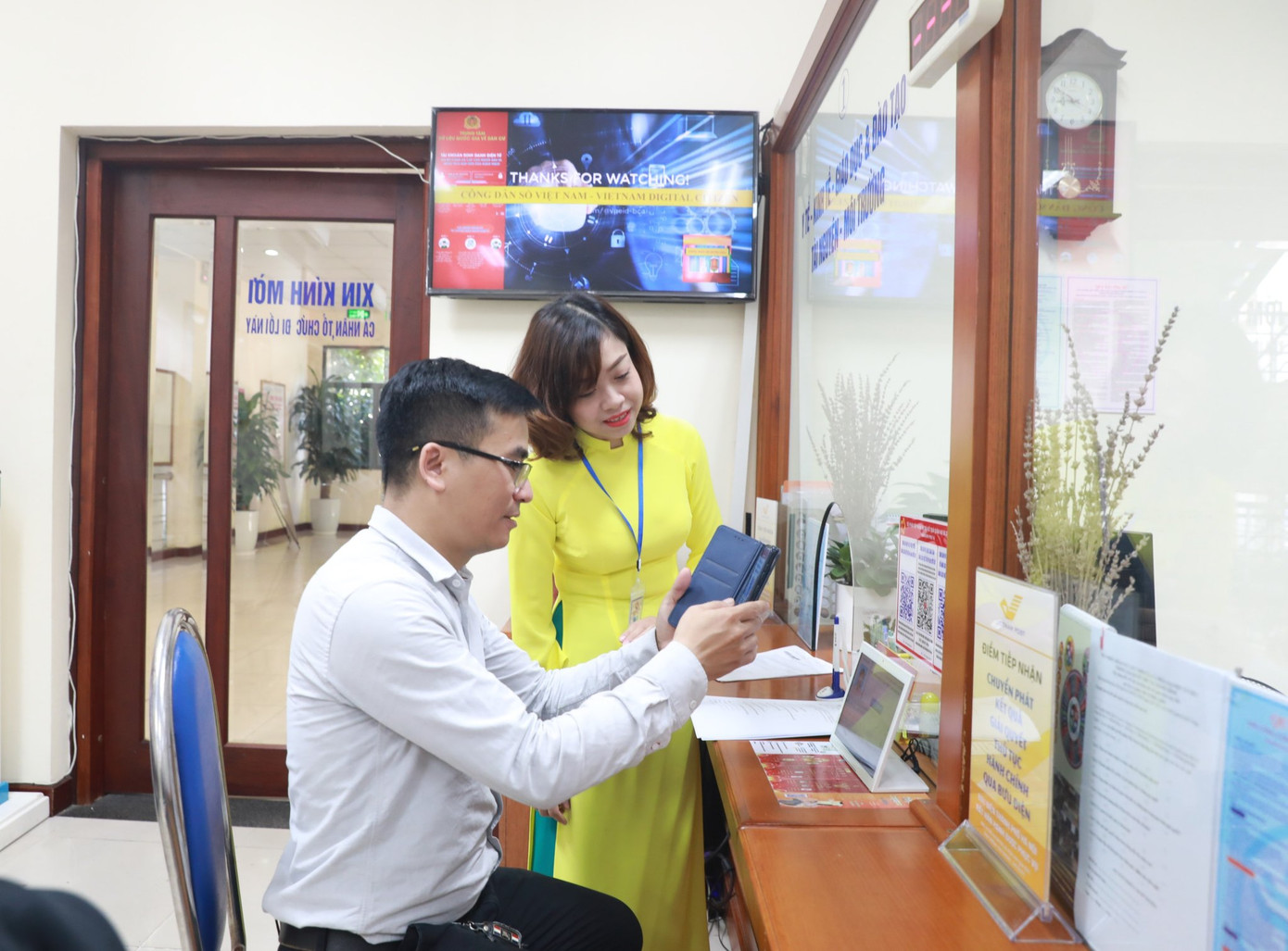 Cán bộ công chức Bộ phận Một cửa hướng dẫn công dân thực hiện thủ tục hành chính trên môi trường điện tử