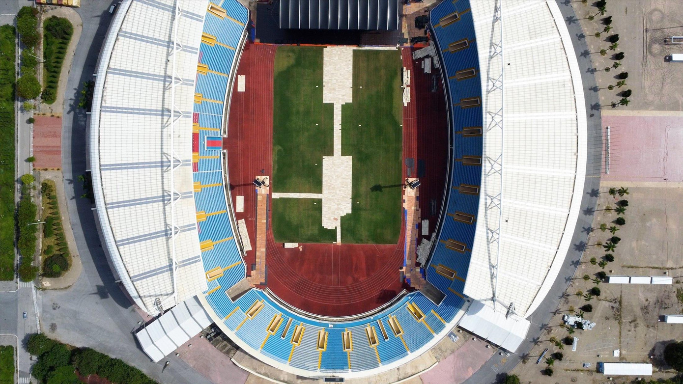 Gấp rút hoàn thiện sân khấu cho hai đêm diễn tại sân vận động Mỹ Đình. Ảnh: TRỌNG TÀI