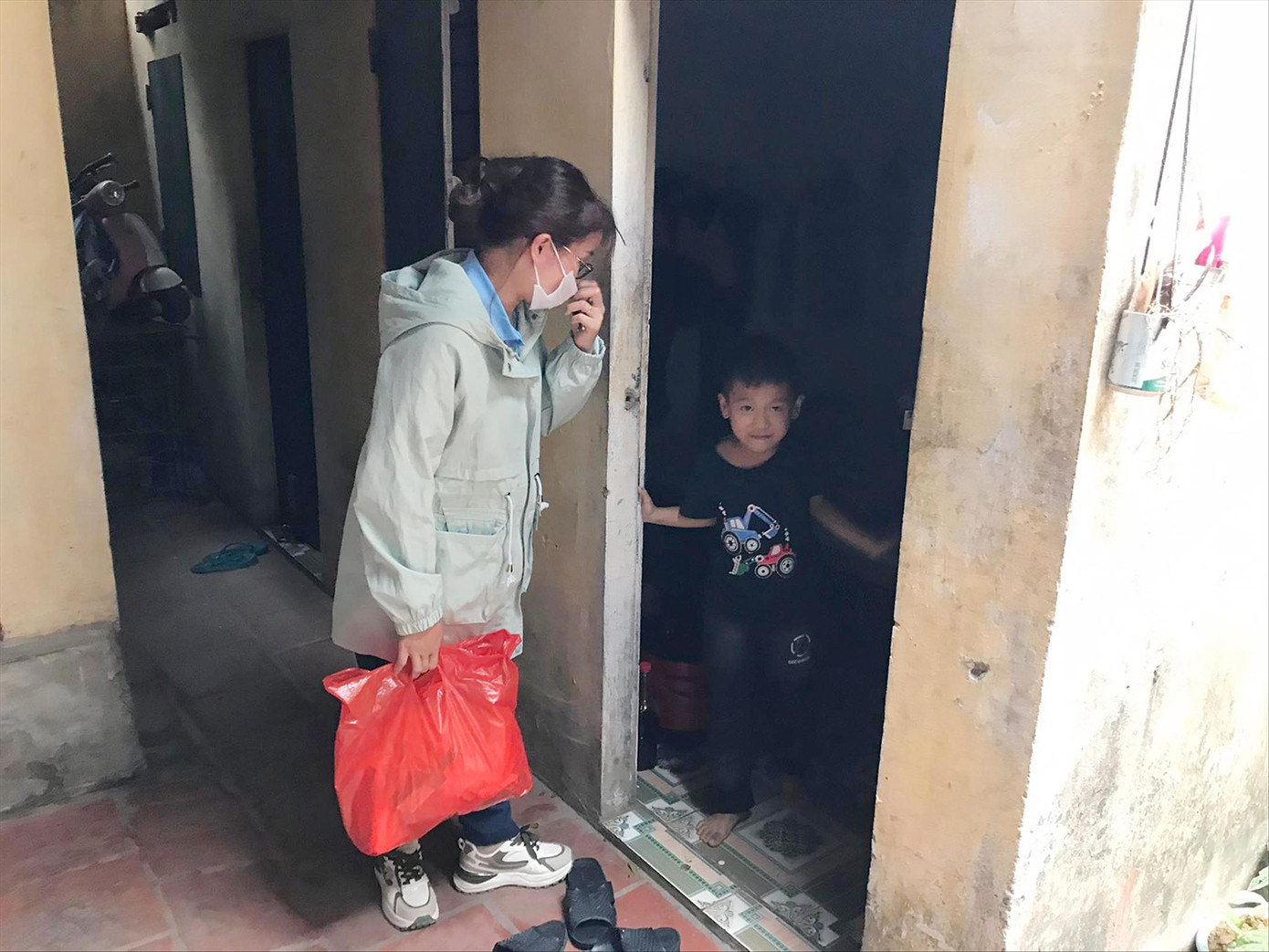 Mẹ con chị Biên ở phòng trọ gần Khu công nghiệp Thăng Long. Ảnh: Trường Phong