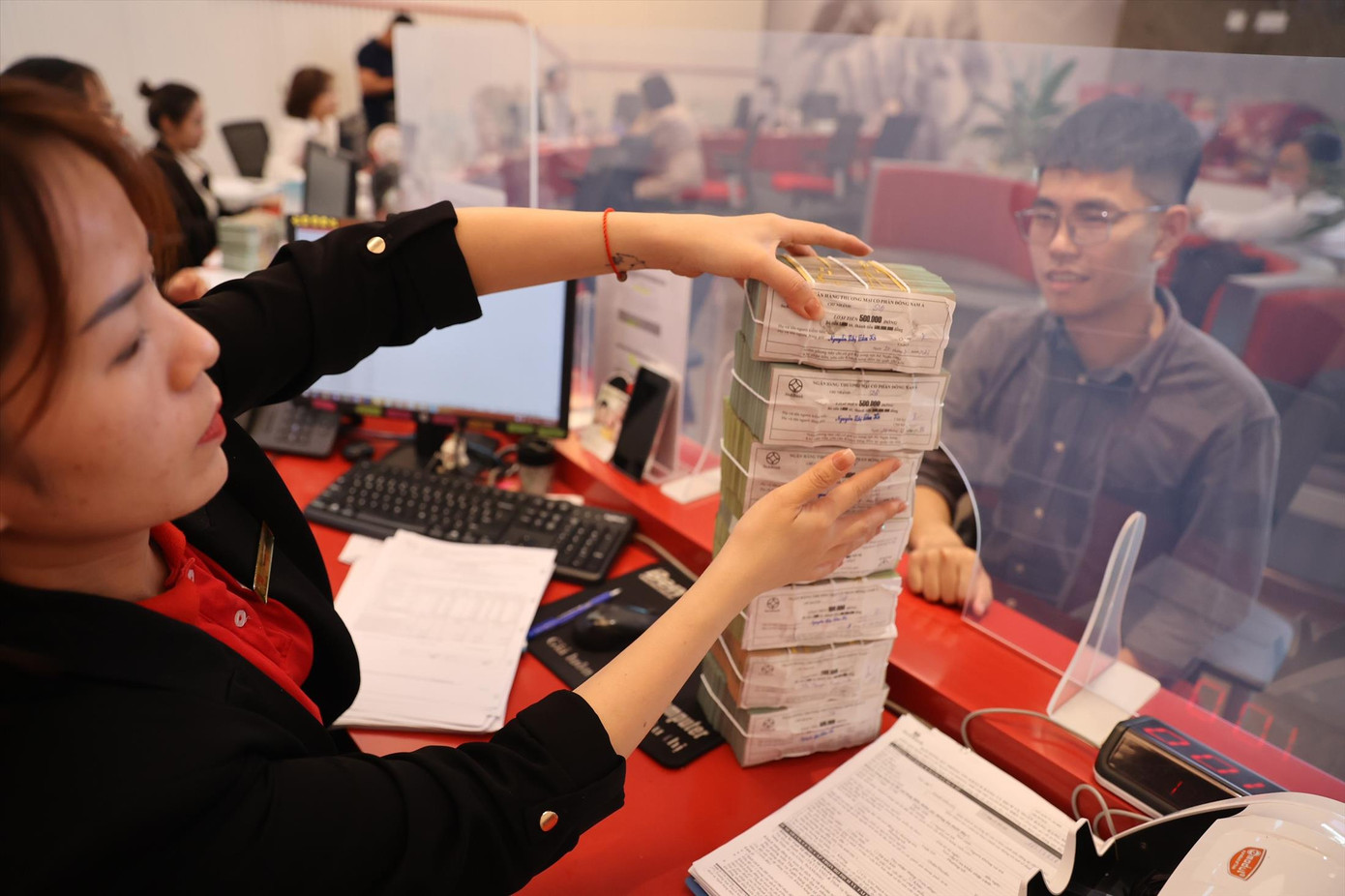 Mặt bằng lãi suất huy động các ngân hàng đang giảm dần. Ảnh: Như Ý