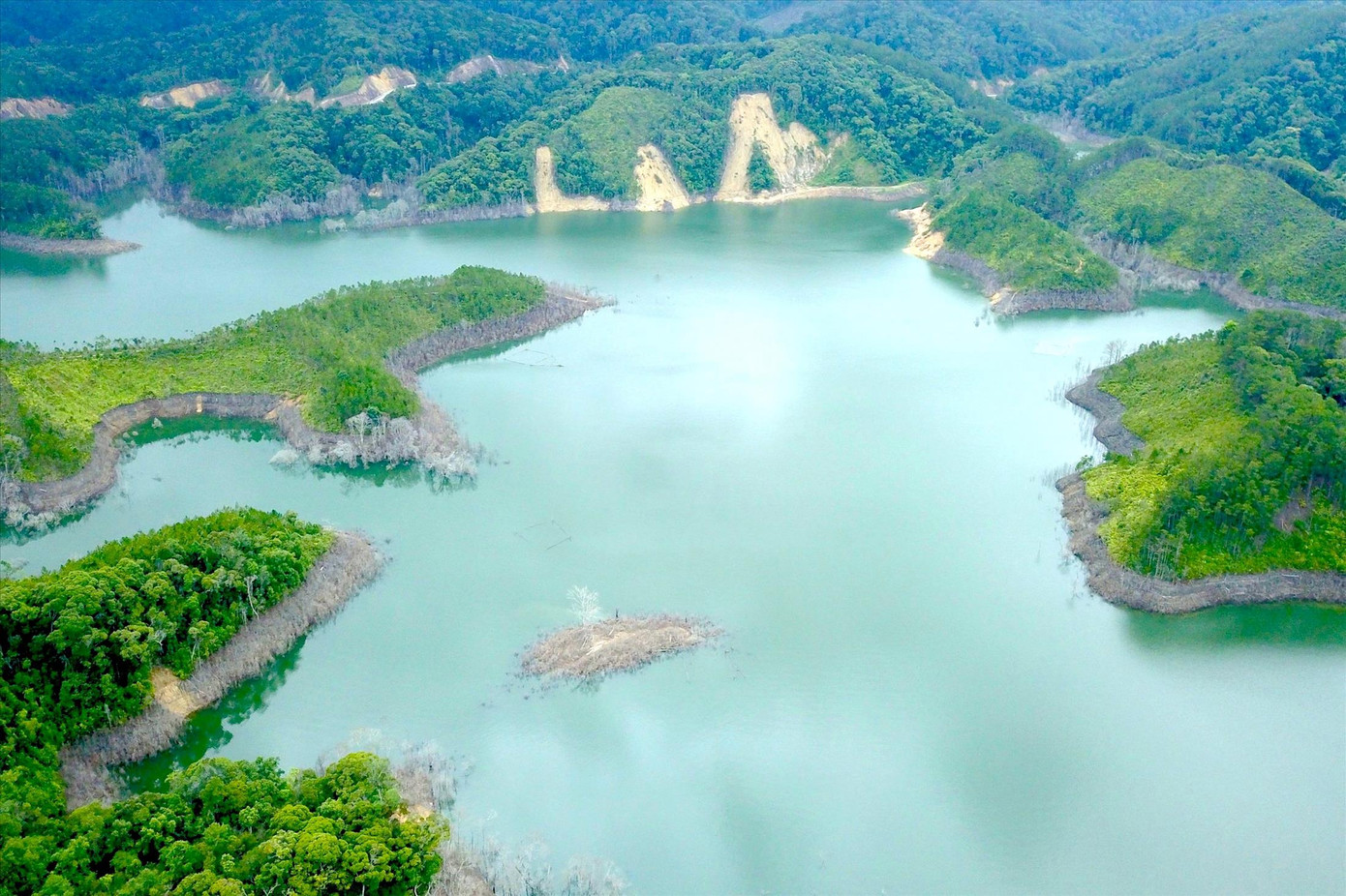 Hồ chứa nước của thủy điện Thượng Kon Tum.