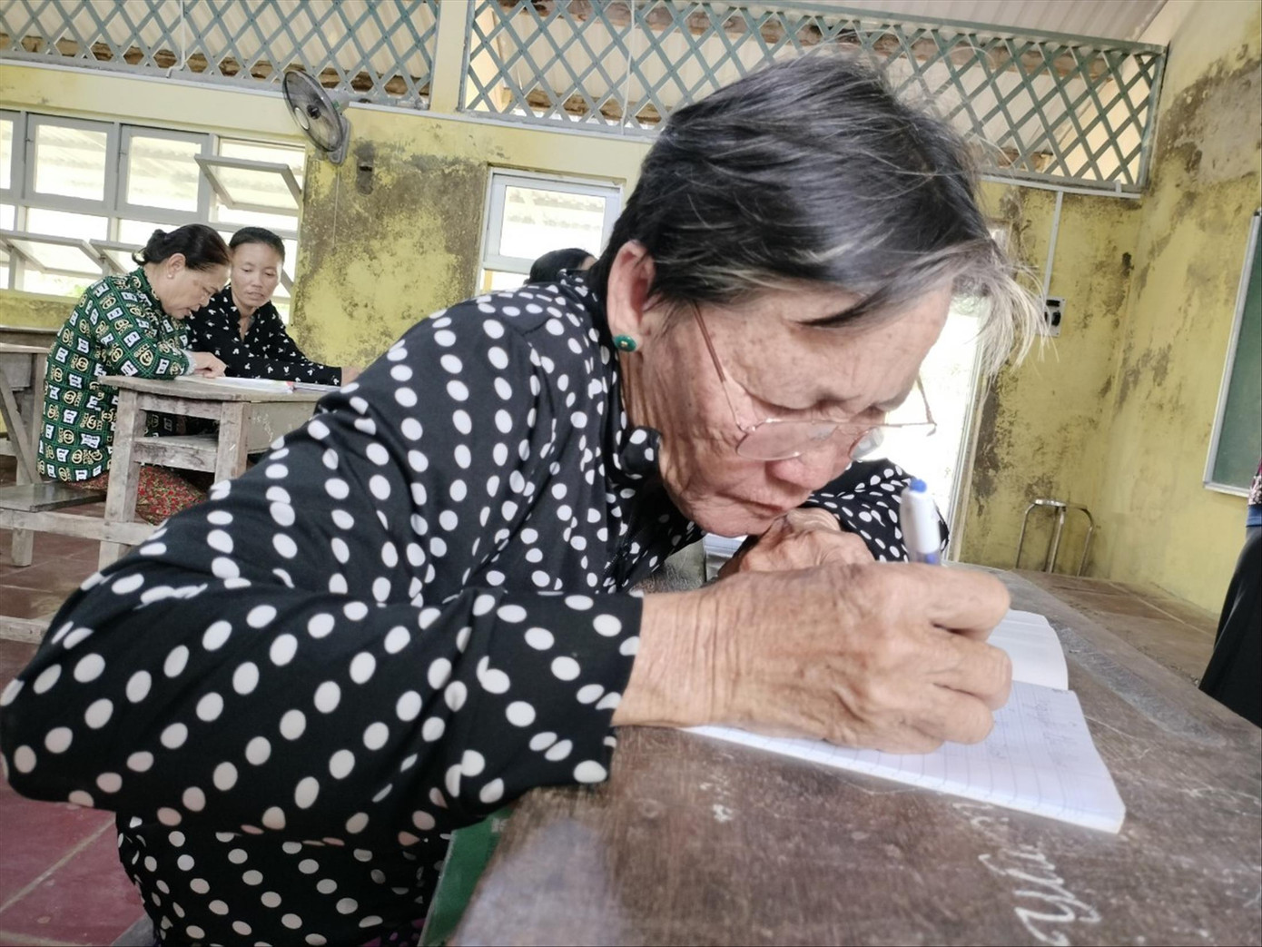 Bà Nguyễn Thị Thao chăm chút từng nét chữ