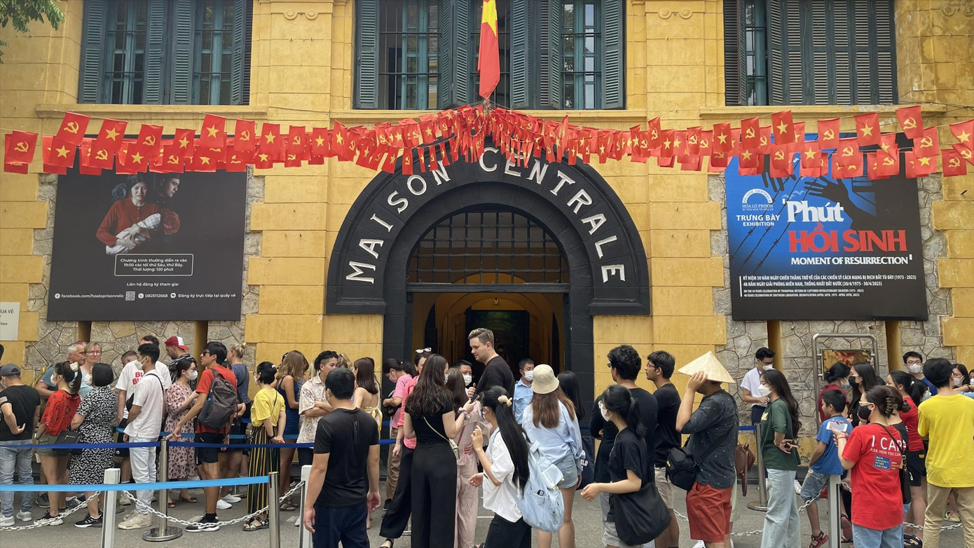 Các sản phẩm du lịch được doanh nghiệp chủ động làm mới, thu hút đông đảo khách du lịch như chương trình trải nghiệm sinh thái, thăm di tích lịch sử - tâm linh và văn hóa… Ảnh: GIA LINH