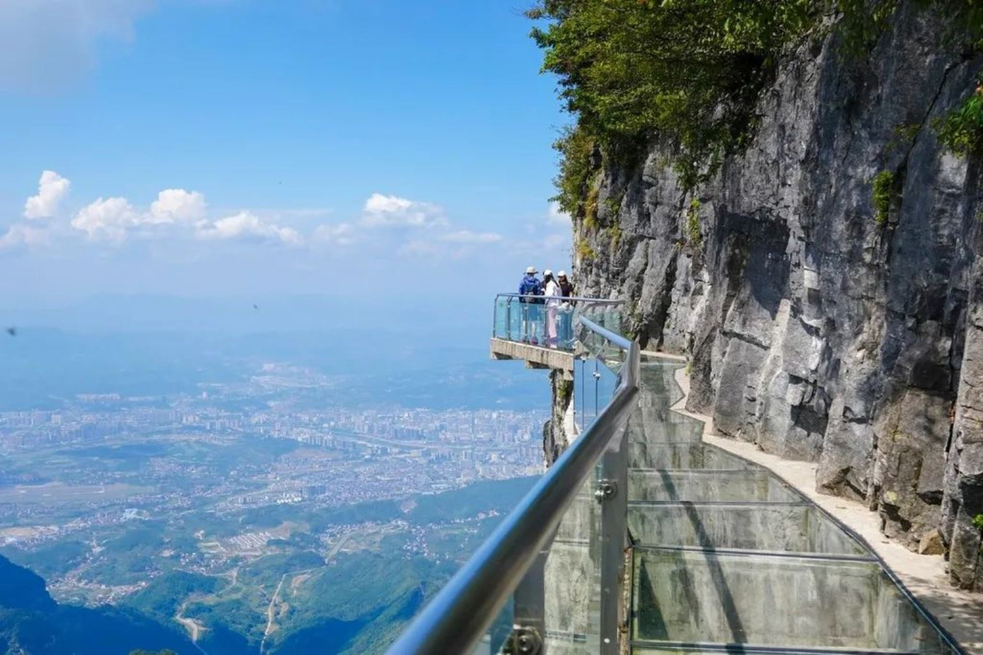 Nhân viên điều tra tại hiện trường Nhân viên điều tra tại hiện trường