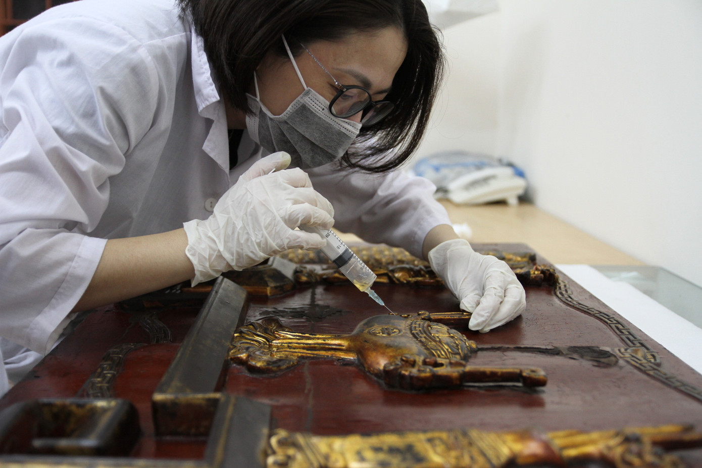 Một số hình ảnh cán bộ BTLSQG đang bảo quản trị liệu hiện vật