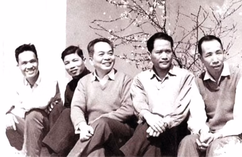 Một người anh ruột của Lê Đỗ Thị Ninh - Trung tướng Hồng Cư (thứ 2 từ trái sang)