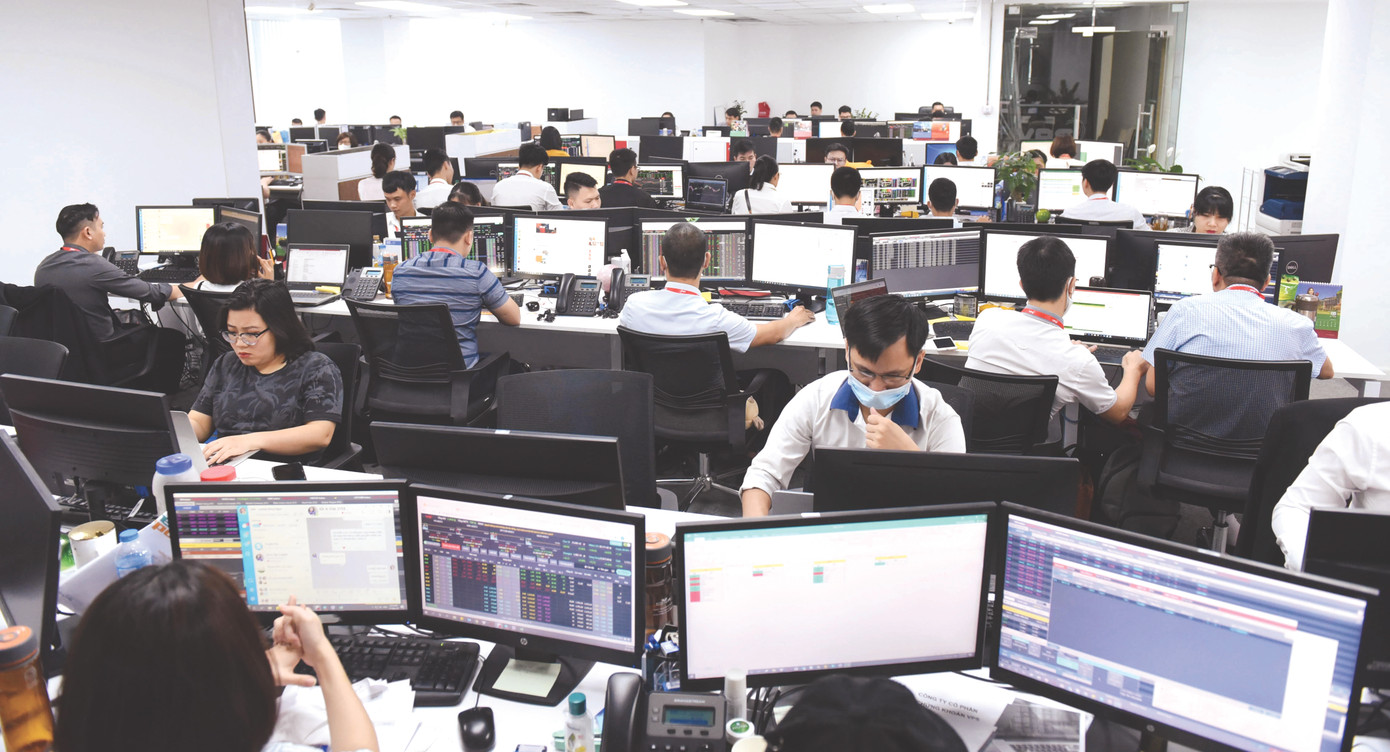 Chứng khoán năm qua đưa nhà đầu tư qua nhiều cung bậc cảm xúc. Ảnh: PV Chứng khoán năm qua đưa nhà đầu tư qua nhiều cung bậc cảm xúc. Ảnh: PV