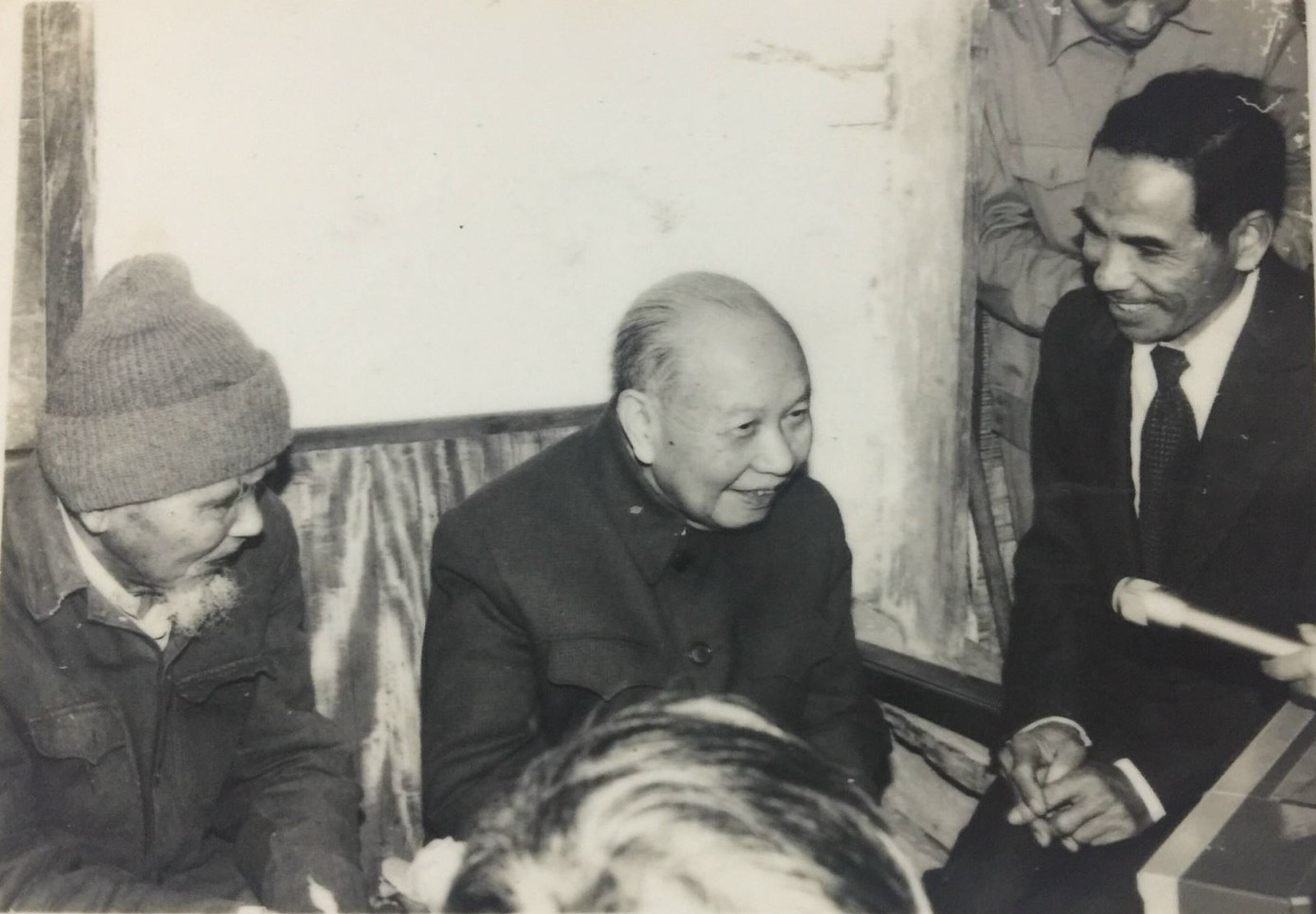 Ông Trường Chinh lần về thăm cụ Trịnh Bá Bổng tại nhà riêng. Ông Trường Chinh lần về thăm cụ Trịnh Bá Bổng tại nhà riêng.