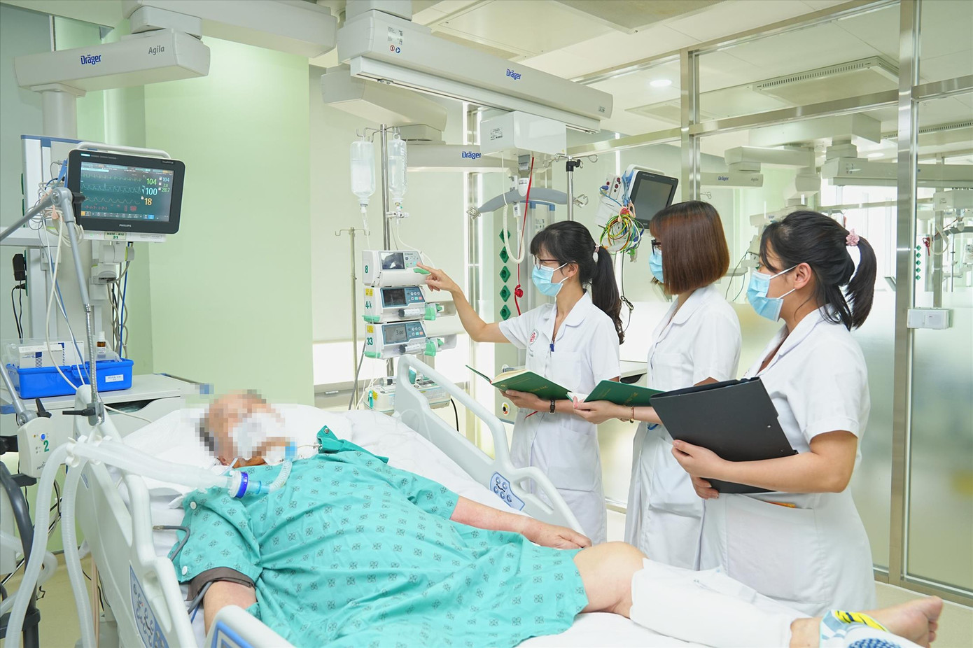 Nhóm nghiên cứu của Thiếu tá Lê Thị Phương Thảo trao đổi hiệu chỉnh liều vancomycin cho bệnh nhân nặng tại khoa Hồi sức tích cực, Bệnh viện T.Ư Quân đội 108. ẢNH: QUỐC BẢO