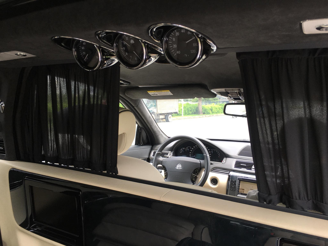 Sau khi “bảo dưỡng”, khoang hàng ghế sau của Maybach S62 được ngăn vách, lắp rèm... Ảnh: Minh Vũ Sau khi “bảo dưỡng”, khoang hàng ghế sau của Maybach S62 được ngăn vách, lắp rèm... Ảnh: Minh Vũ