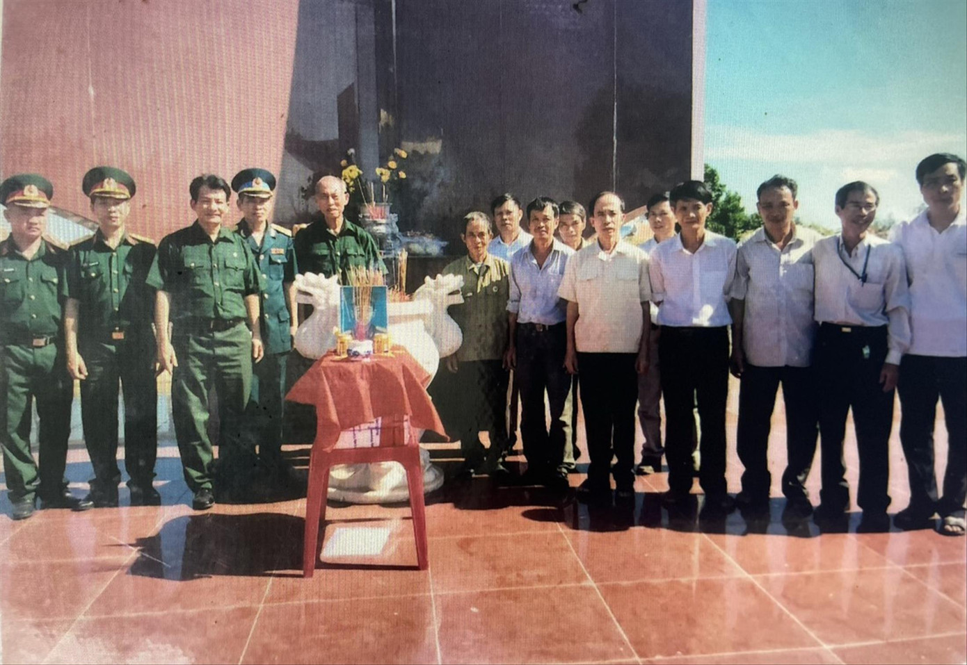 Ông Phạm Văn Thảo (thứ 3 bên trái) cùng đồng đội, chính quyền địa phương huyện Trảng Bom cất bốc đưa hài cốt liệt sĩ Hoàng Thanh Sơn về quê hương Ông Phạm Văn Thảo (thứ 3 bên trái) cùng đồng đội, chính quyền địa phương huyện Trảng Bom cất bốc đưa hài cốt liệt sĩ Hoàng Thanh Sơn về quê hương