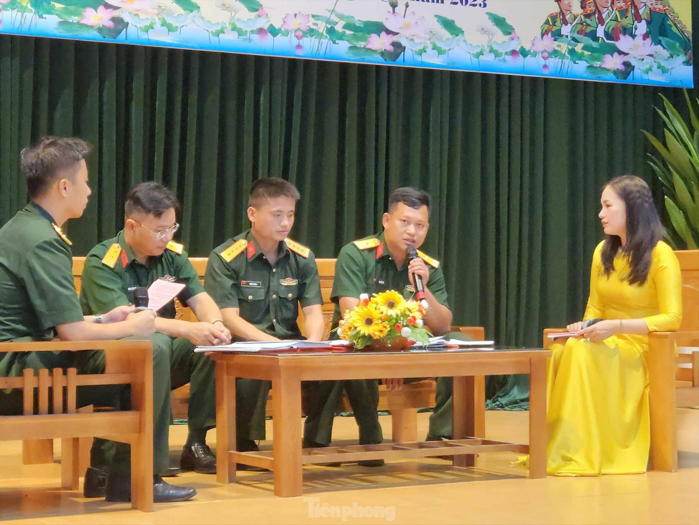 Thiếu tá Chu Văn Ba (ngoài cùng bên phải) giao lưu tại hội nghị tọa đàm sĩ quan trẻ Bộ CHQS tỉnh Lạng Sơn 2023. Ảnh: Duy Chiến