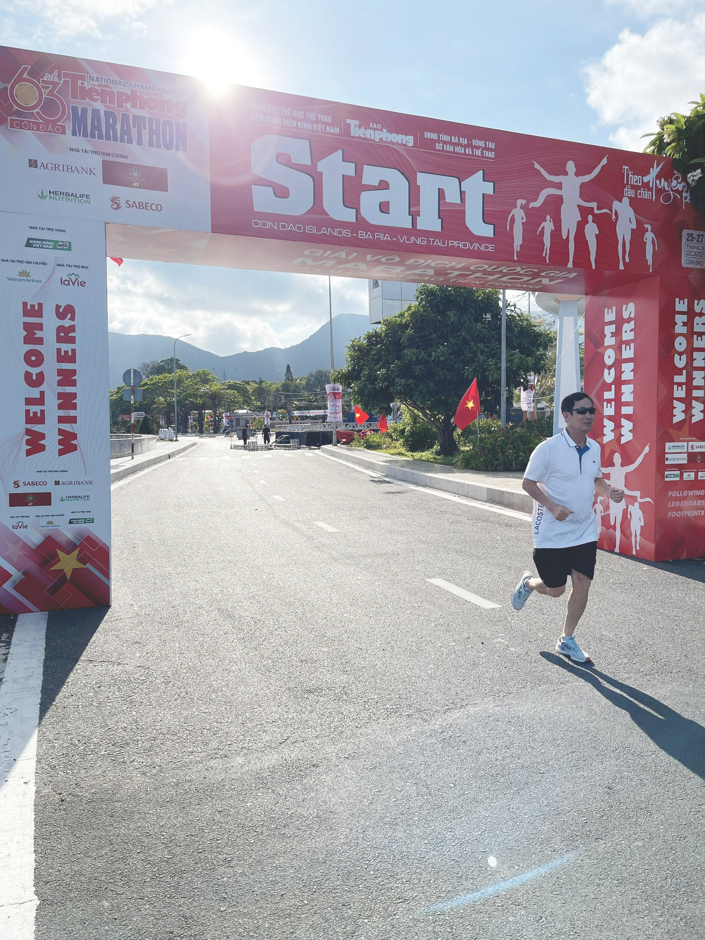 Lưu Văn Hùng trên đường chạy Tiền Phong Marathon 2022 tại Côn Đảo Lưu Văn Hùng trên đường chạy Tiền Phong Marathon 2022 tại Côn Đảo