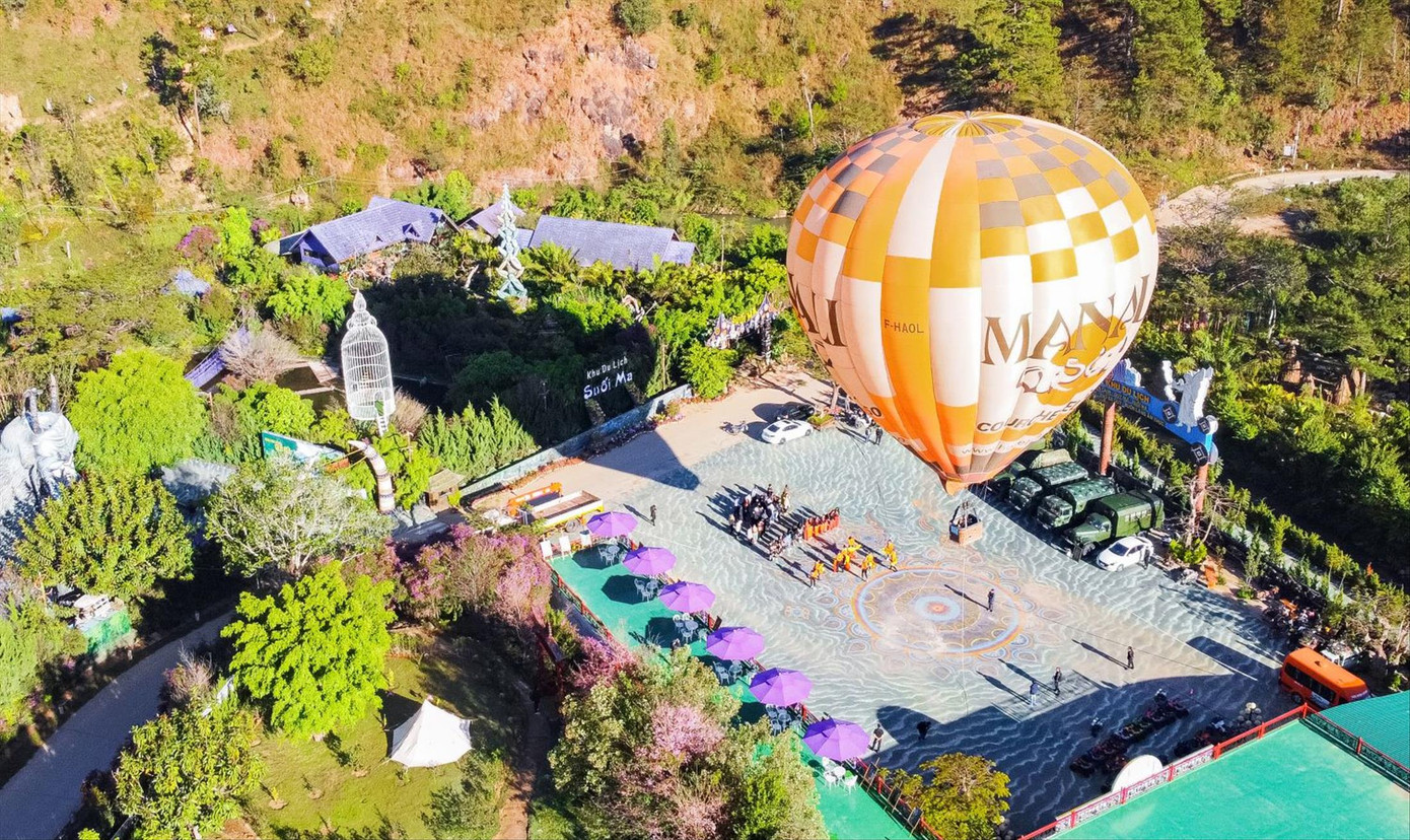 Bay khinh khí cầu ở Đà Lạt