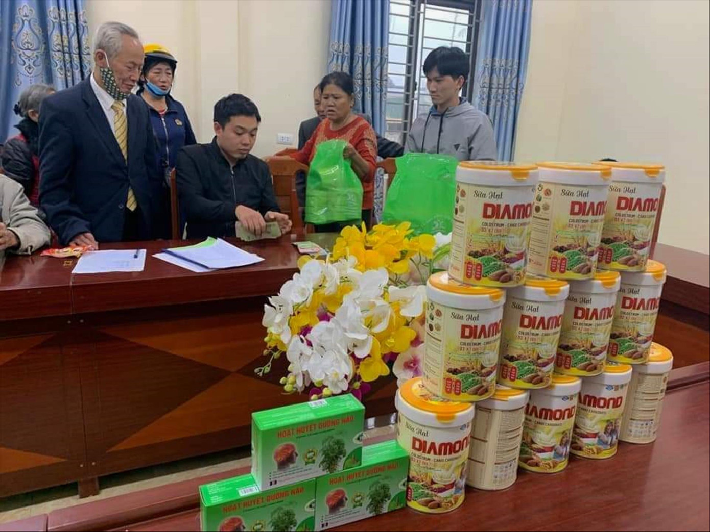 Sau khi biết bị lừa, nhiều cụ đã đến UBND xã Phúc Đồng để trả lại hàng và nhận lại tiền