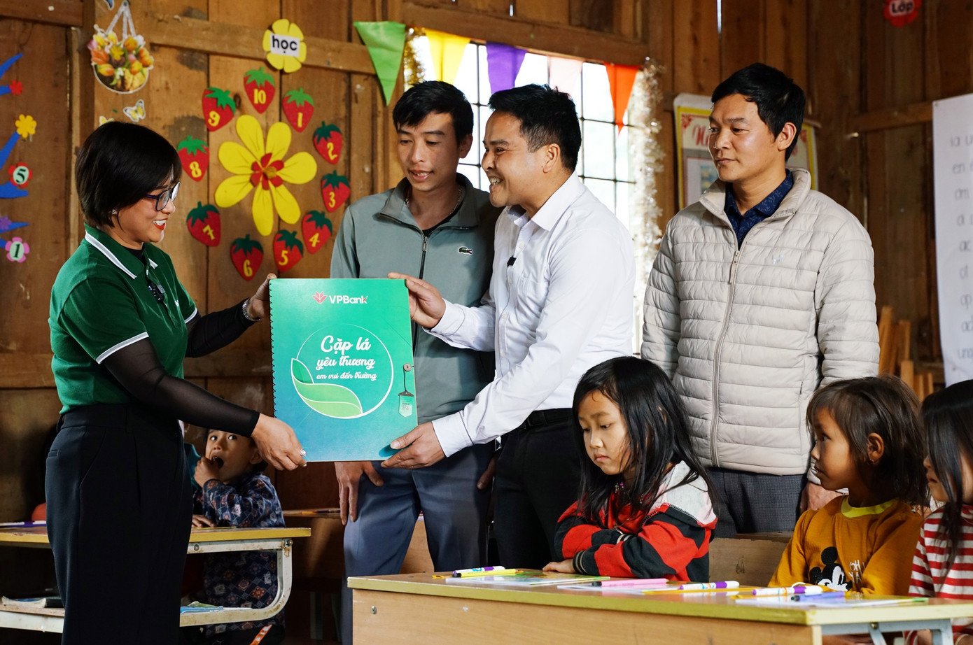 Mỗi CBNV của VPBank luôn tích cực tham gia vào các chương trình thiện nguyện