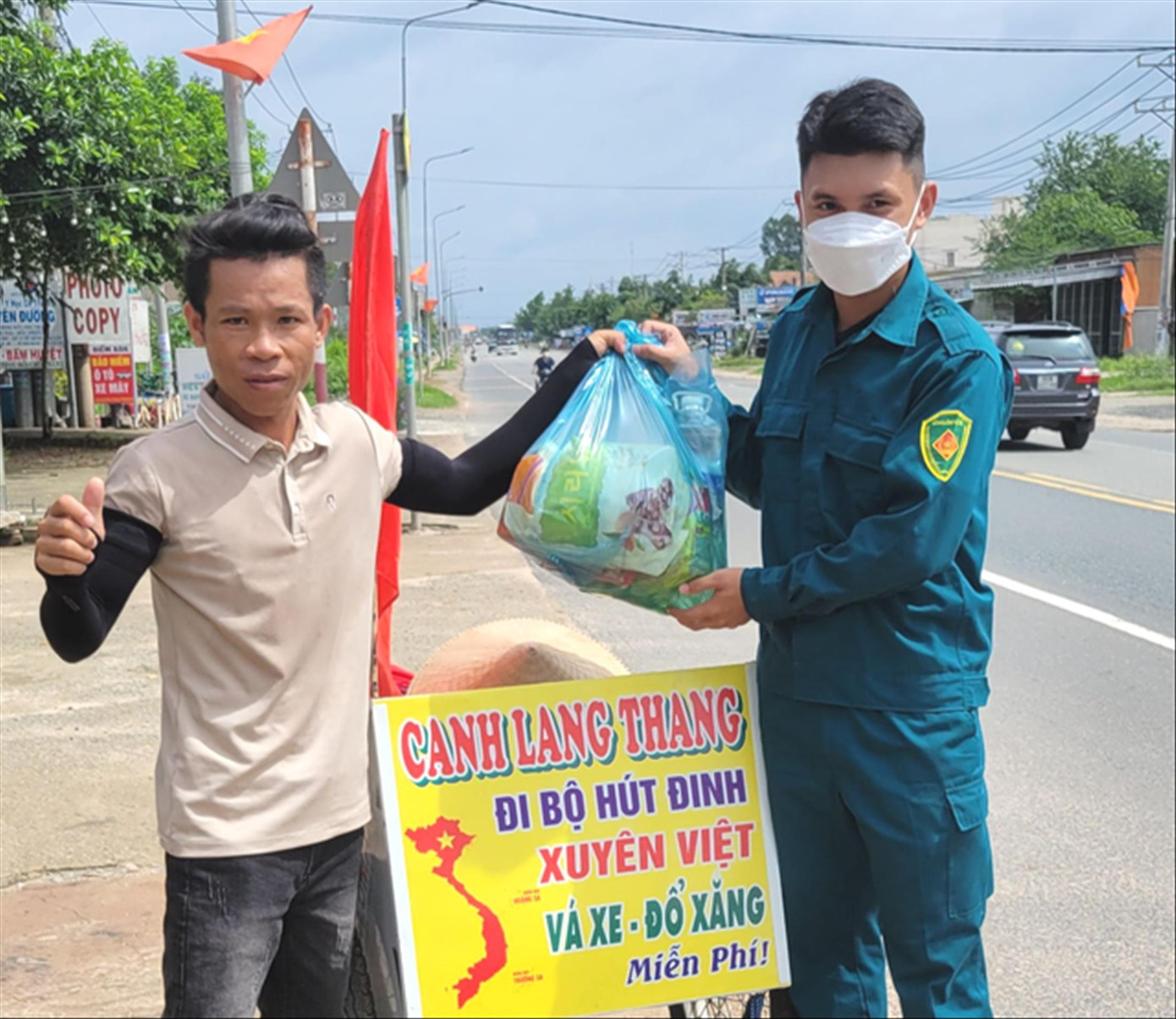 Trên đường đi anh Canh nhận được sự giúp đỡ, ủng hộ nhiệt tình của người dân