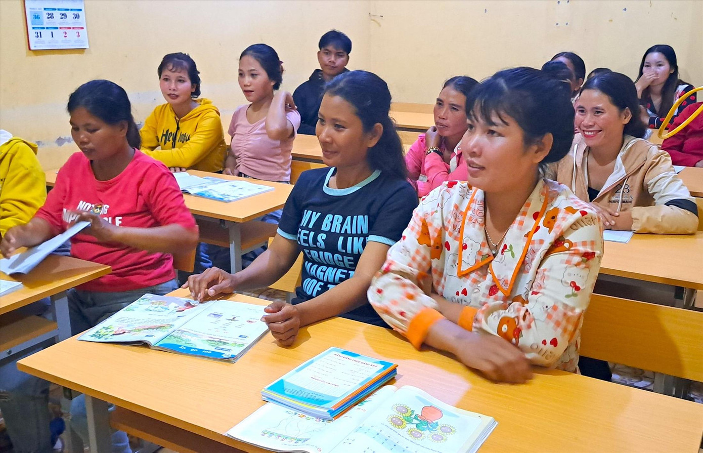 Chị Kpuih Lép (áo đen) rất vui khi mỗi tối được tới lớp học