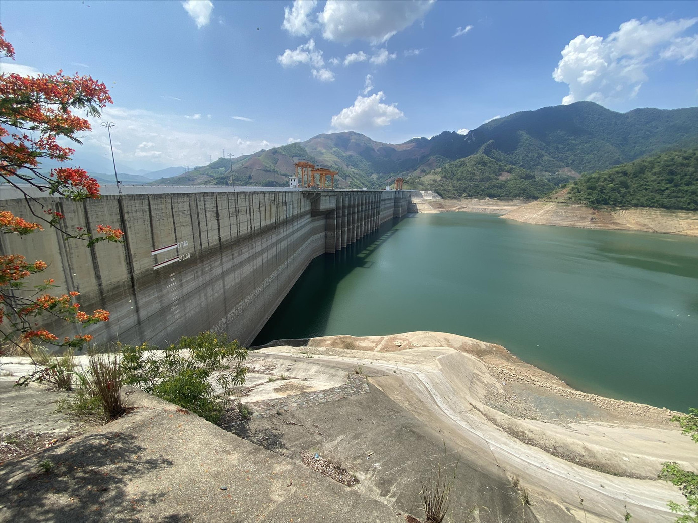 Thủy điện Sơn La - Thủy điện lớn nhất Đông Nam Á, đang đối mặt tình trạng “chết khát” giữa mùa nắng nóng. Ảnh: Chí Tuệ