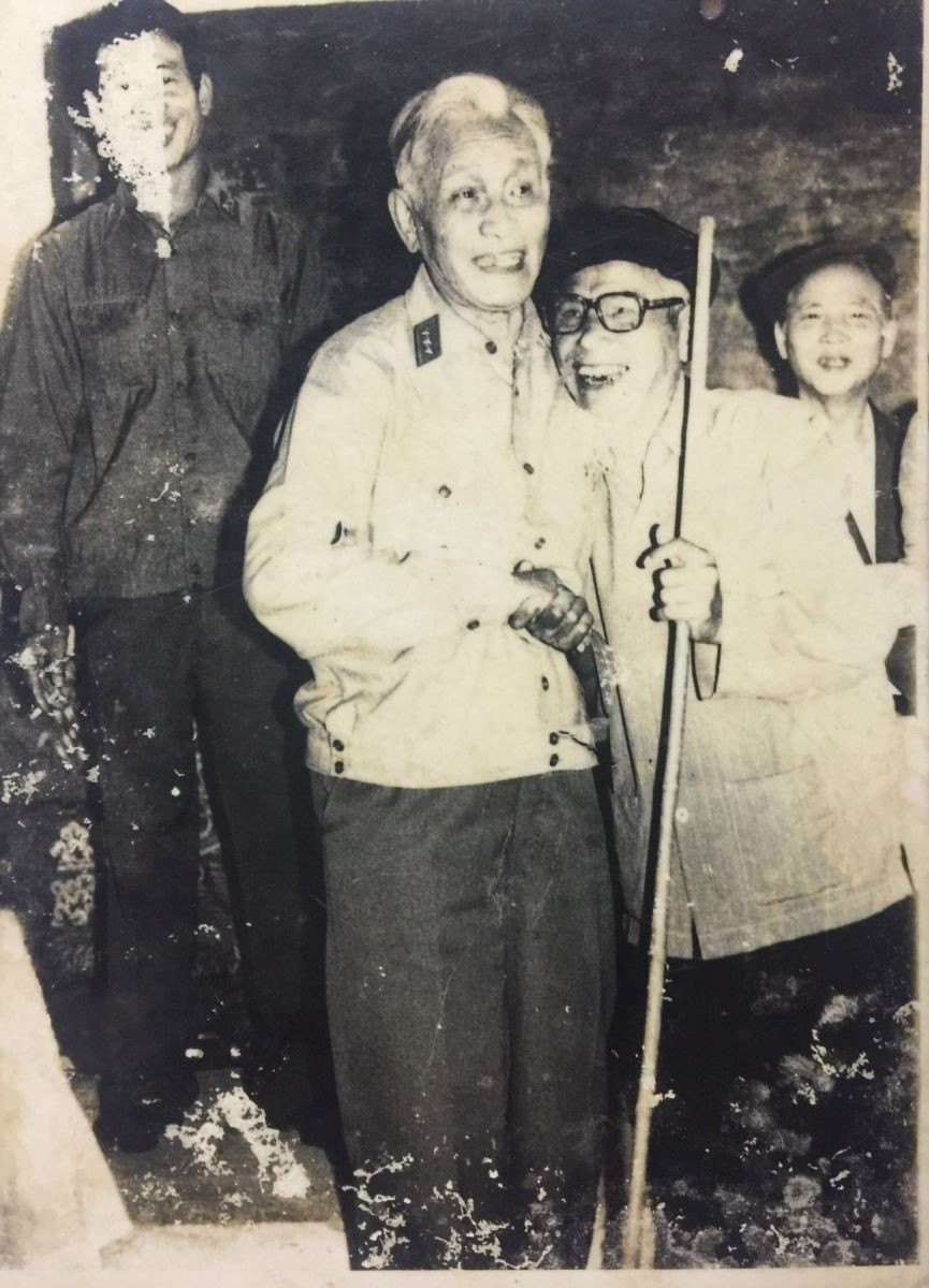 Cụ Trịnh Bá Bổng với tướng Lê Trọng Tấn. Cụ Trịnh Bá Bổng với tướng Lê Trọng Tấn.