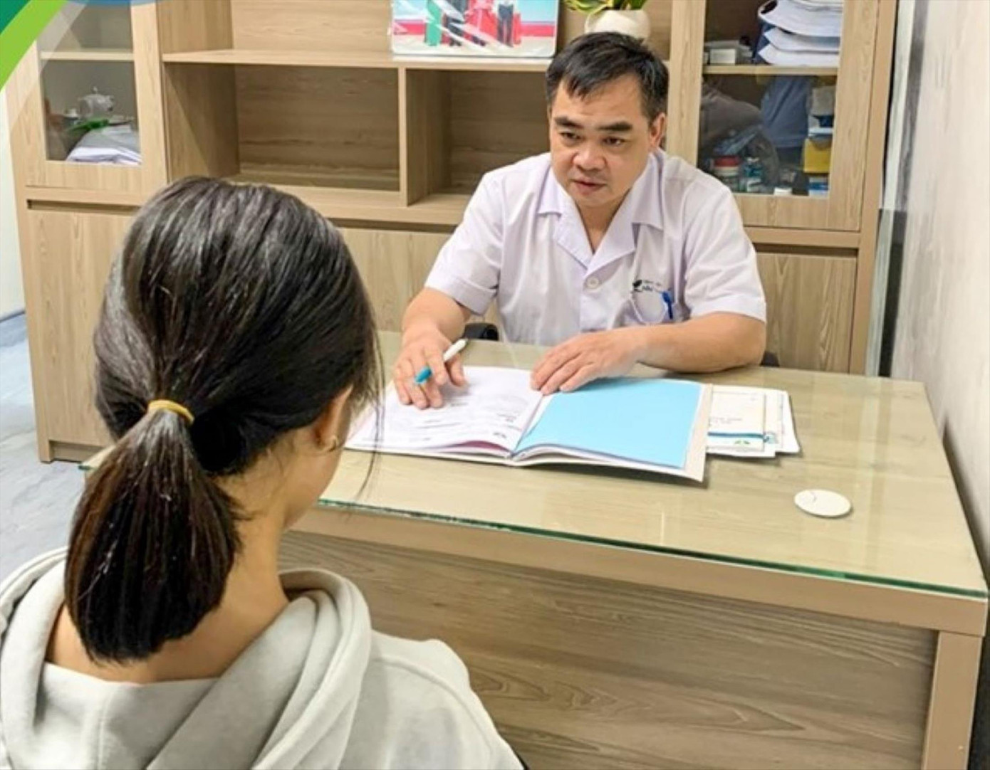 TS Ngô Anh Vinh tư vấn tâm lí cho bệnh nhi TS Ngô Anh Vinh tư vấn tâm lí cho bệnh nhi