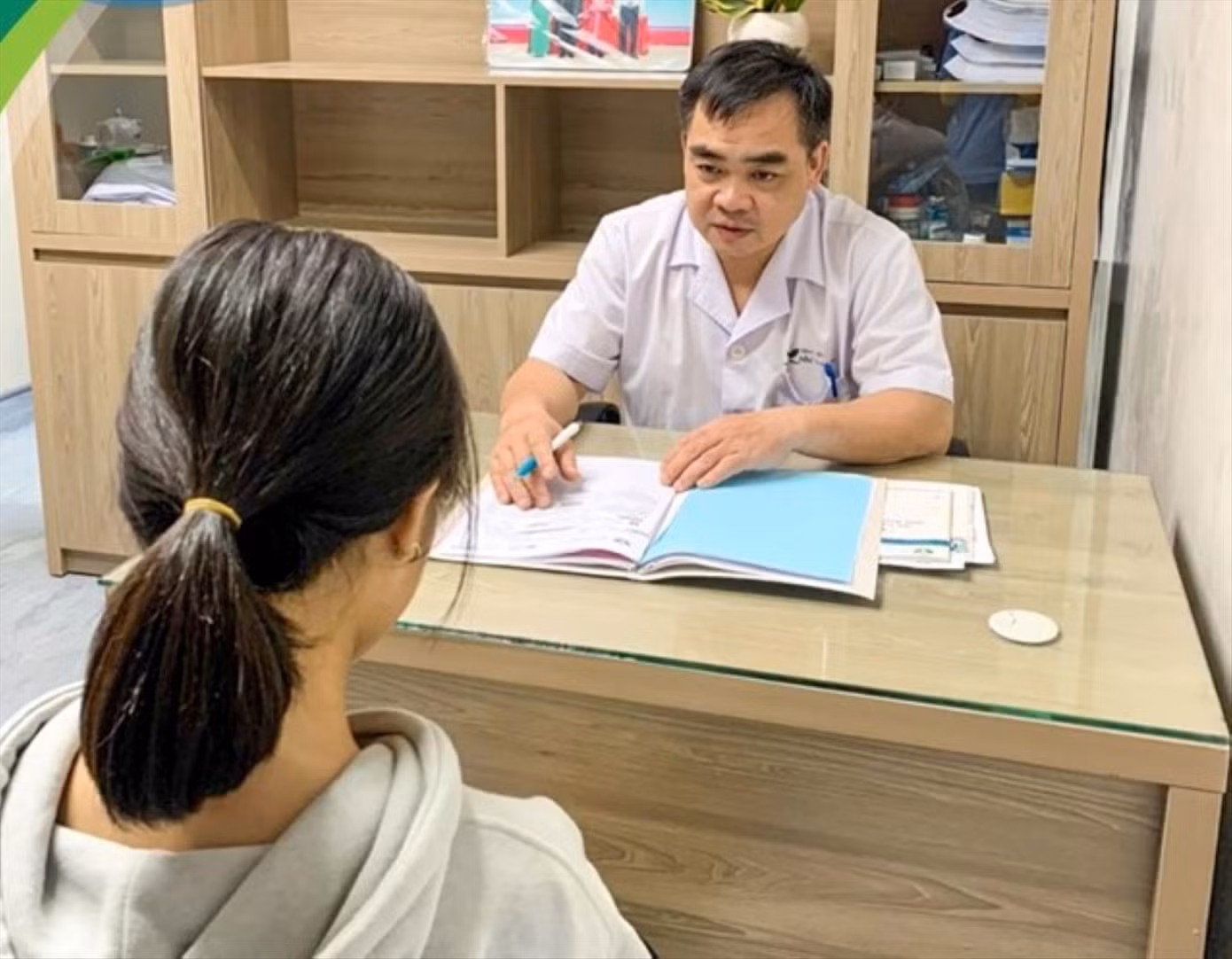 TS Ngô Anh Vinh tư vấn tâm lí cho bệnh nhi