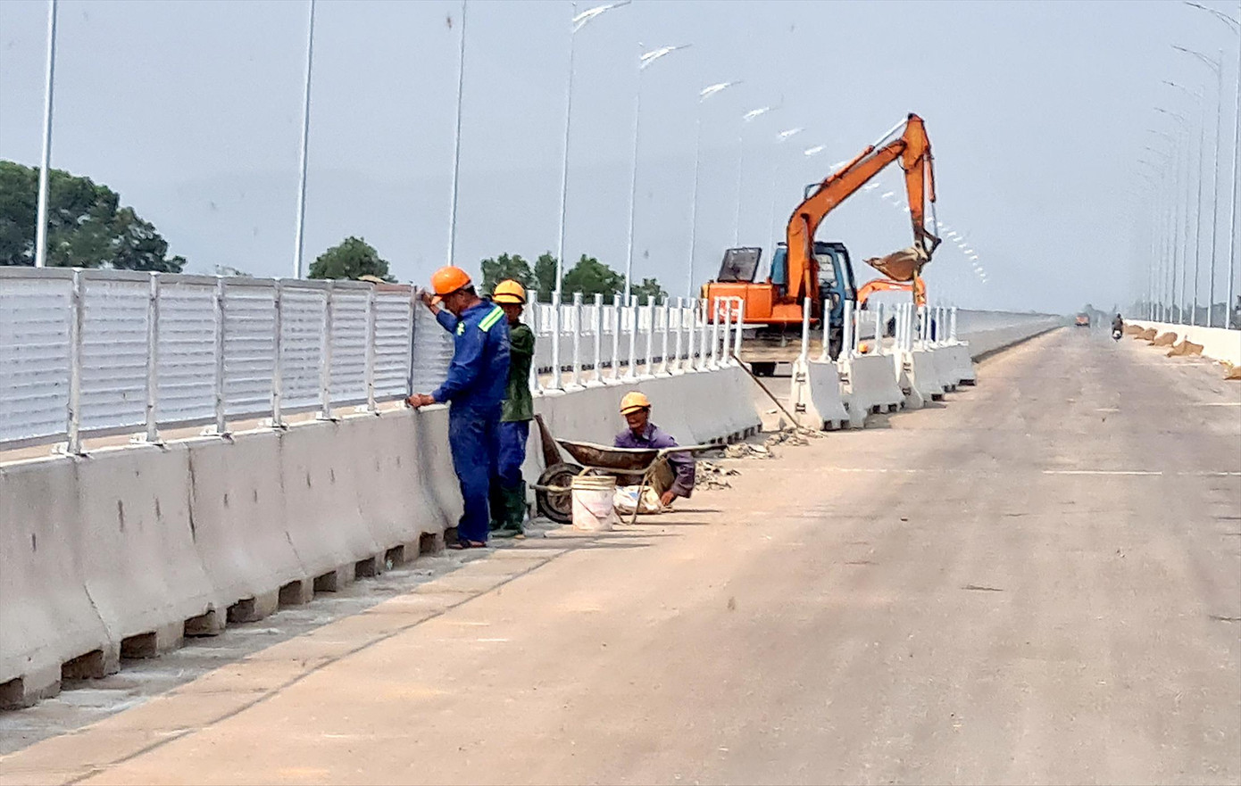 Nhà thầu tập trung hoàn thành hạng mục còn lại trên tuyến cao tốc Mai Sơn - Quốc lộ 45 để kịp thông xe dịp lễ 30/4. Ảnh: Phạm Thanh
