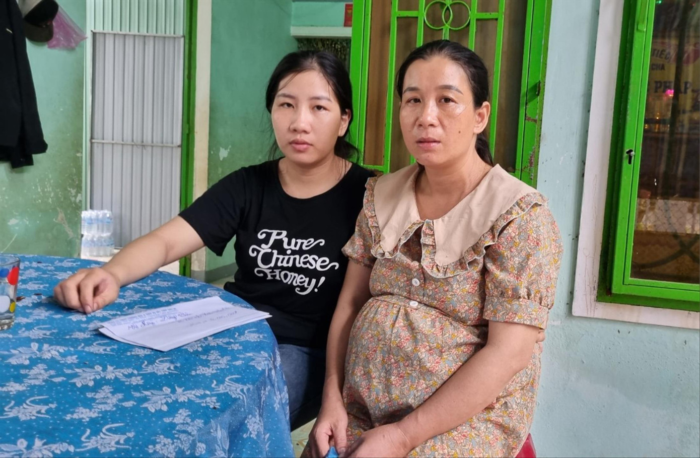 Chị Phạm Thị Liên (39 tuổi, vợ ngư dân Nguyễn Ngọc Pháp) mang bầu 7 tháng chịu tang chồng.